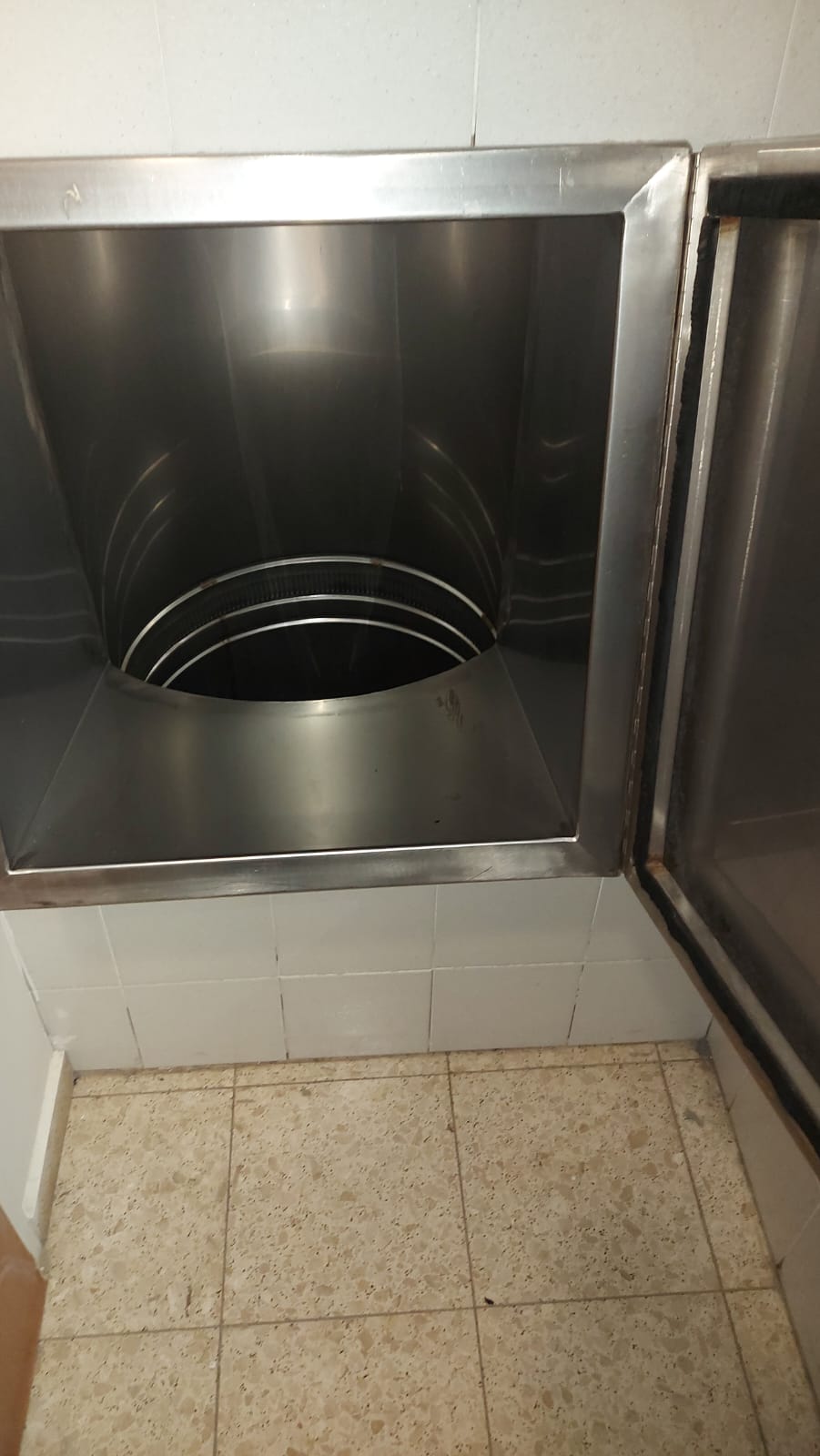 פתח אחרי ניקוי שוט האשפה